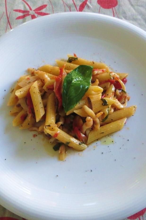 Pennette con seppie, olive e pomodoro