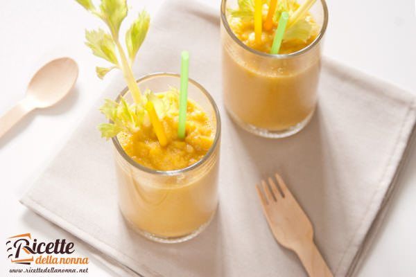 Smoothie di verdura, con mela, carota e sedano