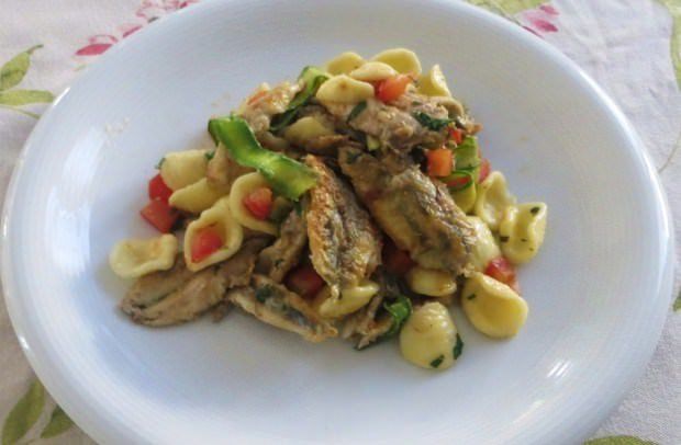 Orecchiette con alici, limone e zucchine