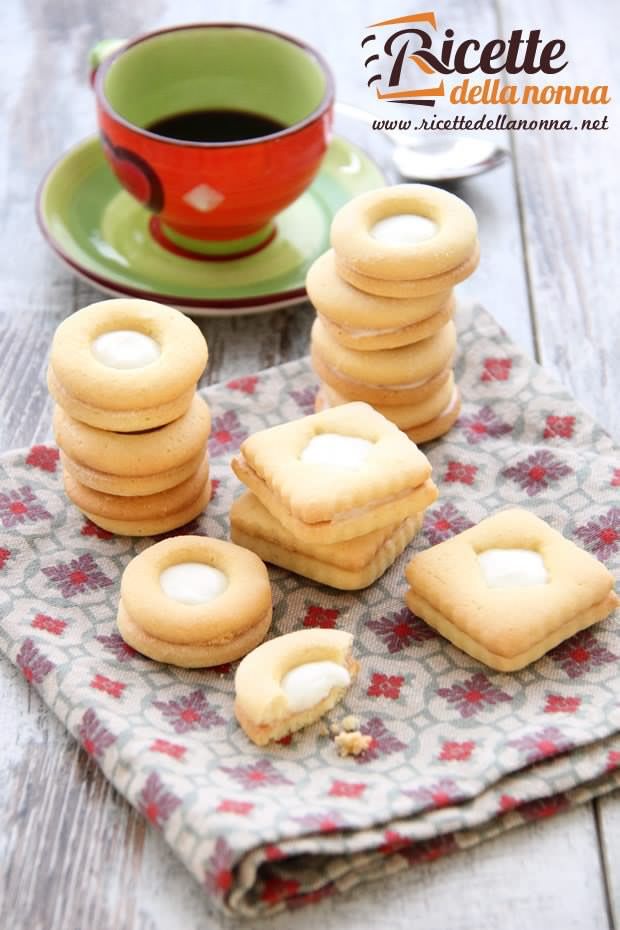 Biscotti ripieni alla crema di latte