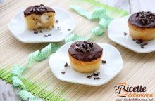 Muffin con crema alla panna e glassa al cioccolato