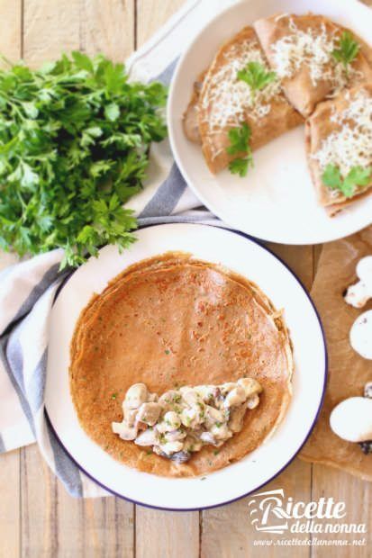 Preparazione crespelle senza glutine alla farina di castagne e funghi