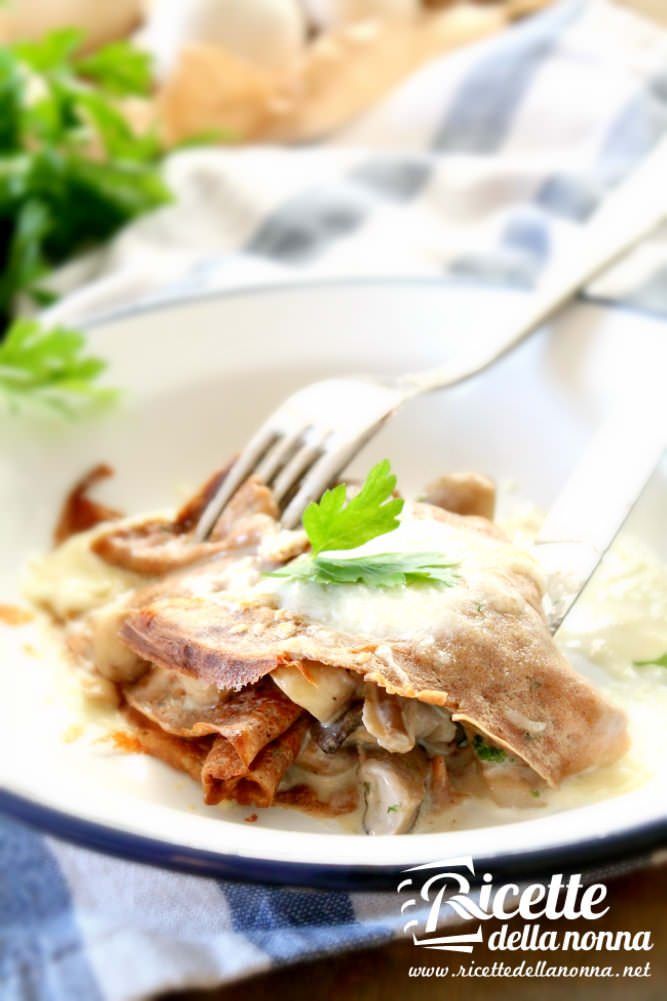 Foto crespelle senza glutine alla farina di castagne e funghi