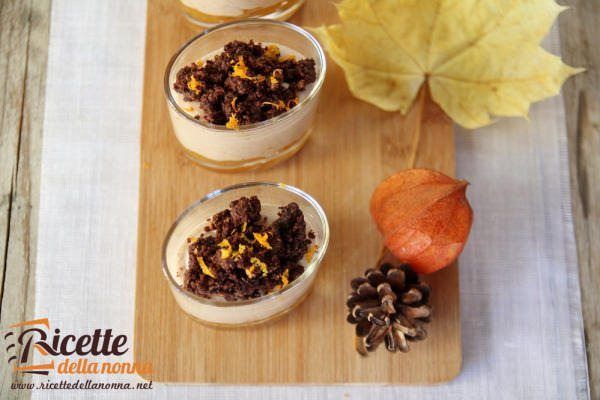 Ricetta per fare dei bicchierini dolci golosissimi: mousse di marroni, marmellata di mandarini e crumble al cacao