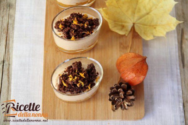 Bicchierini con mousse di marroni, marmellata di mandarini e crumble al cacao