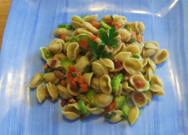 Orecchiette integrali con zucchine, pomodoro e speck