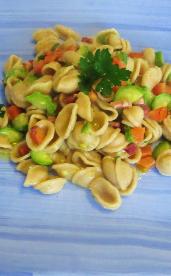 Orecchiette integrali con zucchine, pomodoro e speck