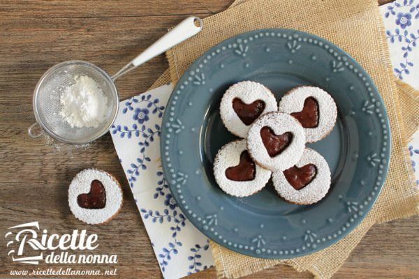 Linzer cookies alle noci e grano saraceno