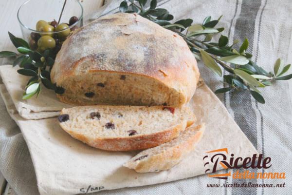 Pane naturale con olive e pomodori secchi