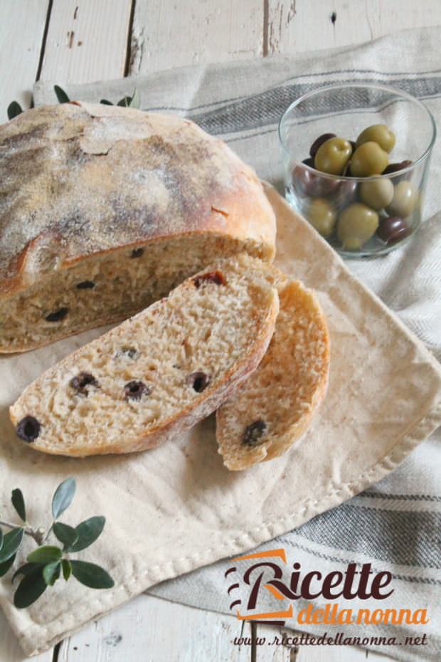 Pane naturale con olive e pomodori secchi