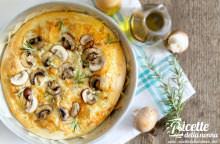 Pizza bianca ai funghi con olio al tartufo ed erbe aromatiche