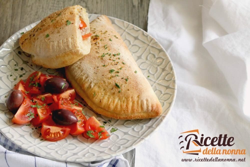 Calzoni ripieni di salsiccia e ricotta | Ricette della Nonna