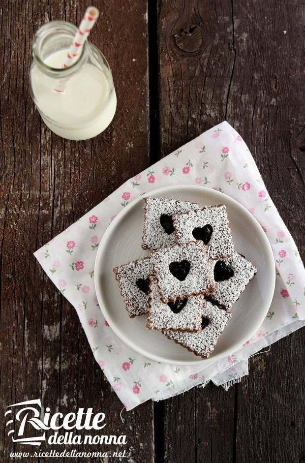 biscotti-al-cacao-e-nocciole-con-marmellata-di-ciliegie