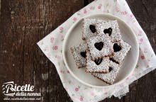 Biscotti al cacao e nocciole con marmellata di ciliegie