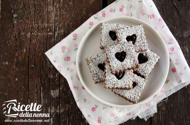 biscotti-al-cacao-e-nocciole-con-marmellata-di-ciliegie