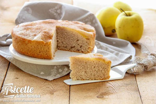 Torta soffice di albumi, mele e cannella