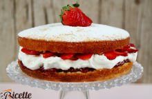 Torta soffice con panna e fragole