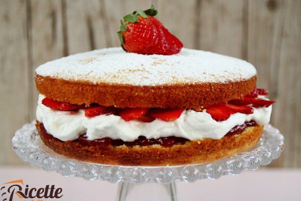 Torta soffice con panna e fragole