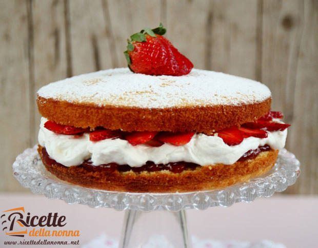 torta-soffice-con-panna-e-fragole