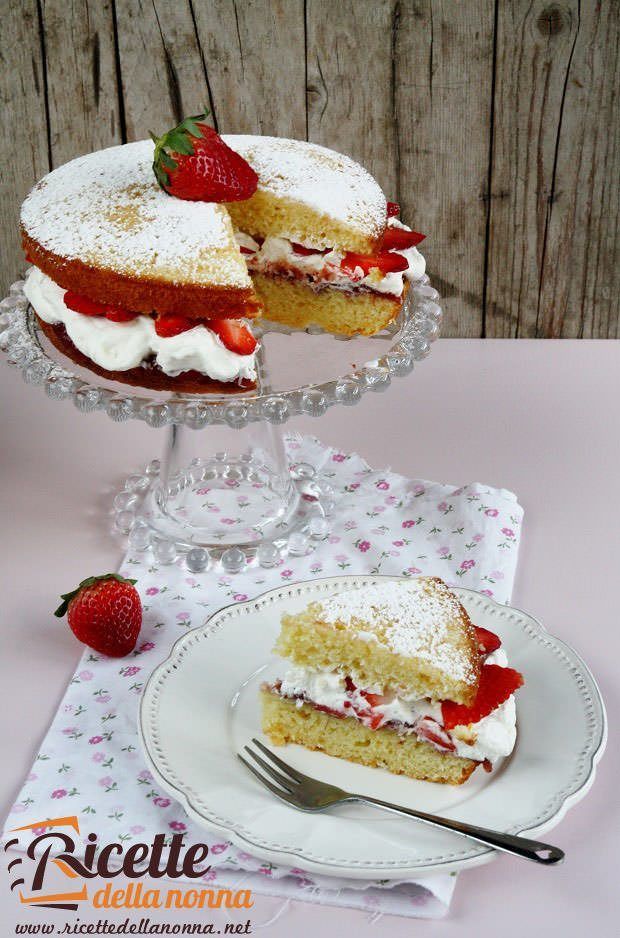 torta-soffice-con-panna-e-fragole