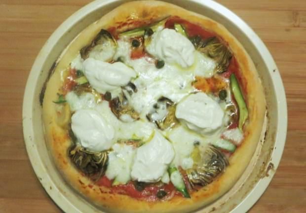 Pizza con carciofi, zucchine e ricotta al limone