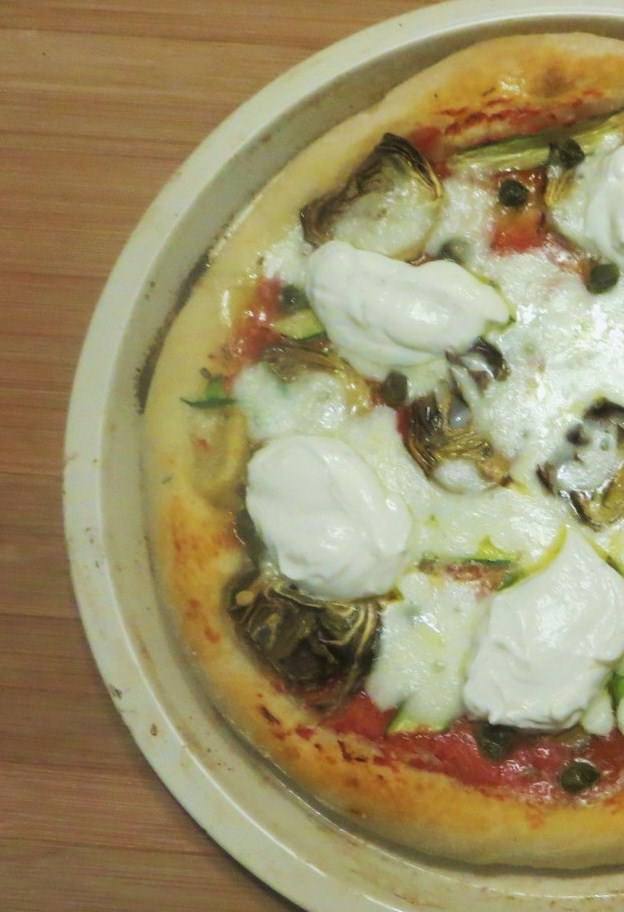 Pizza con carciofi, zucchine e ricotta al limone