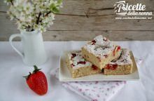 Quadrotti con fragole e mandorle