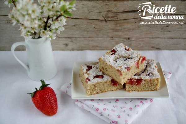 Quadrotti con fragole e mandorle