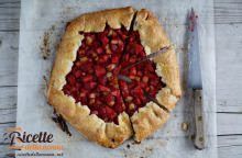 Crostata rustica alle fragole e rabarbaro