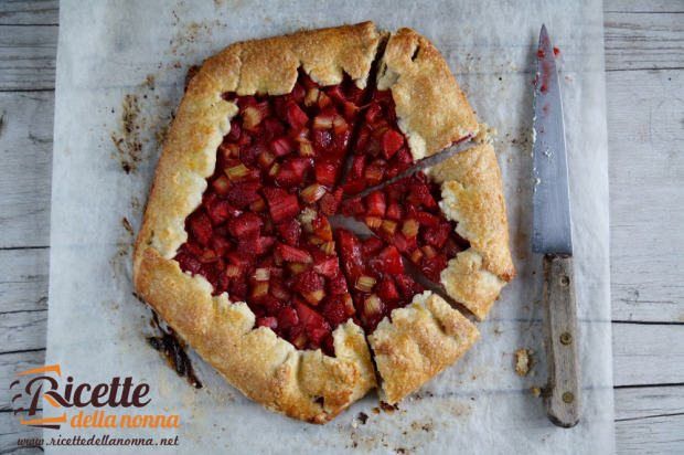 crostata-rustica-alle-fragole-e-rabarbaro