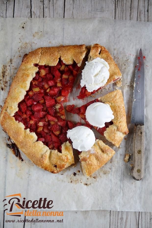 crostata-rustica-alle-fragole-e-rabarbaro