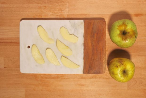 Preparazione della torta con yogurt e mele