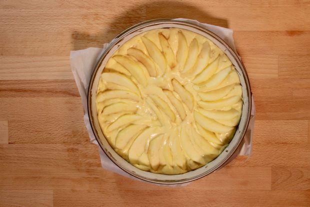 Preparazione della torta con yogurt e mele