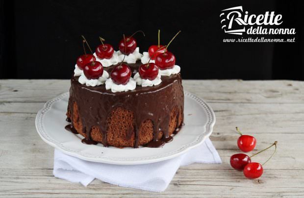 Chiffon cake al cioccolato e ciliegie