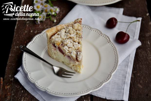 Crostata crumble alla ricotta e ciliegie