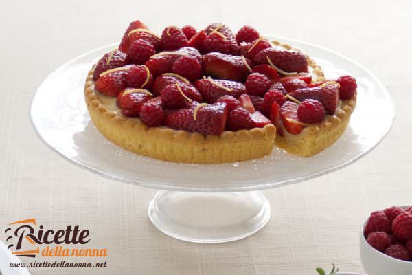 Crostata alle fragole e lamponi con crema pasticciera