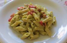 Mezze penne con salsa di zucchine e frutta secca