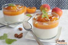 Panna cotta alle mandorle e albicocche