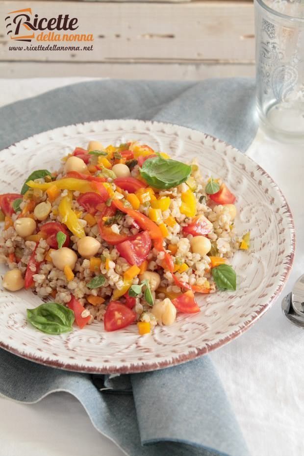 Foto insalata di grano saraceno, ceci e peperoni alla cannella