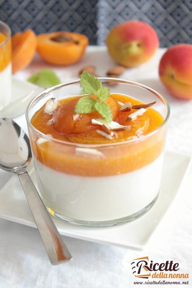 Foto panna cotta alle albicocche e mandorle