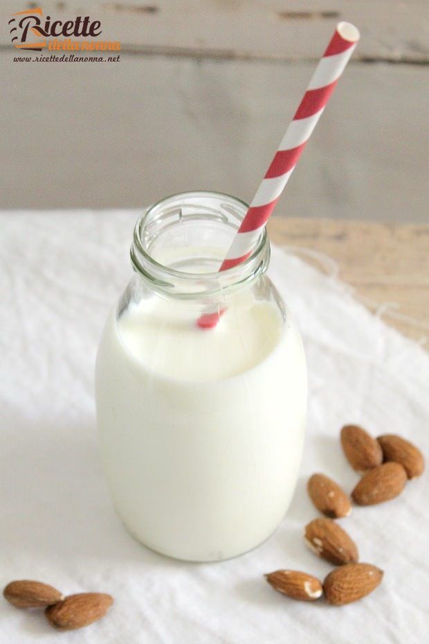 Foto latte di mandorla fatto in casa
