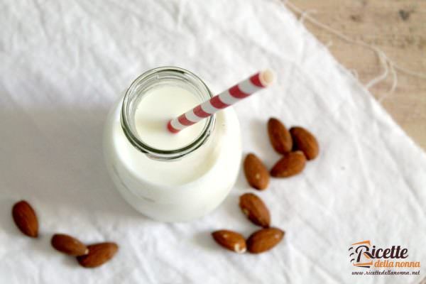Come fare il latte di mandorla fatto in casa