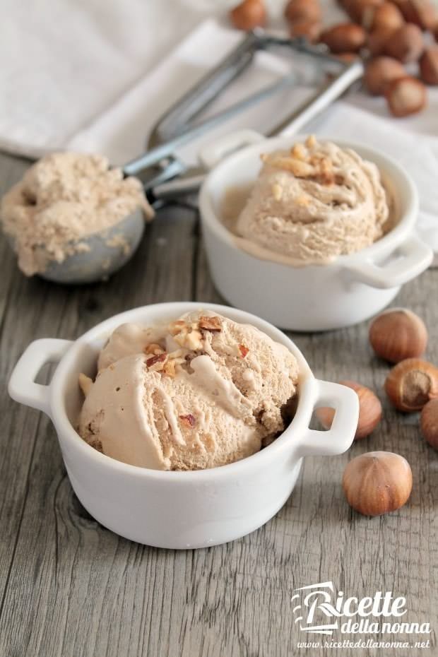 Foto gelato alla nocciola con e senza gelatiera