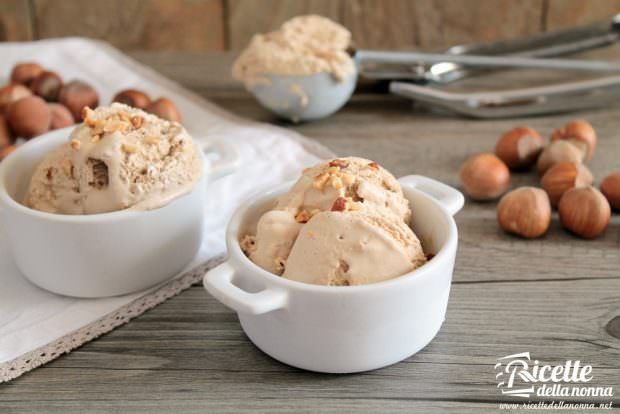 Ricetta gelato alla nocciola (con e senza gelatiera)