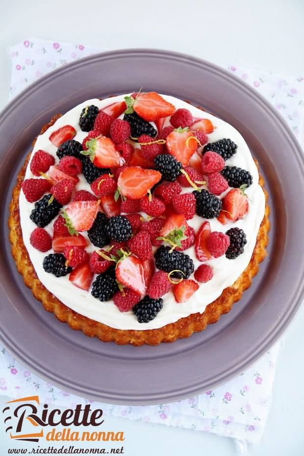 Foto torta allo yogurt con frutti di bosco