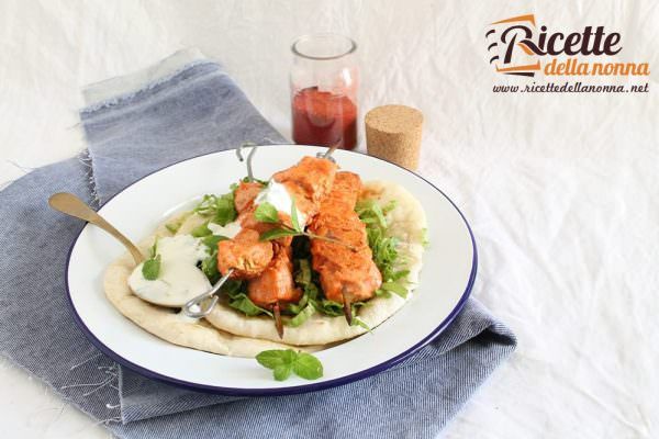 Spiedini di pollo tandoori con salsa allo yogurt