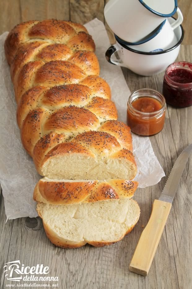 Challah ebraica con semi di papavero