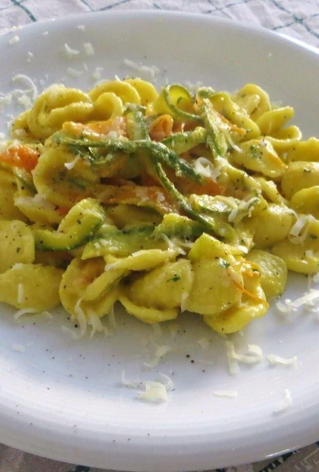 Foto orecchiette allo zafferano e verdure