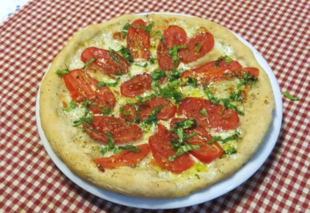 Pizza con bufala,San Marzano e limone