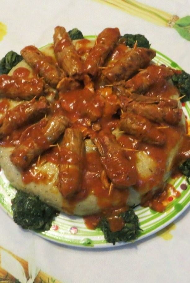 Foto polenta taragna con involtini in salsa